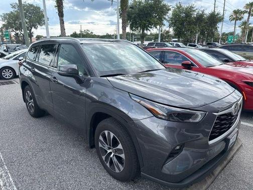 Magnetic Gray Metallic 2022 Toyota Highlander XLE