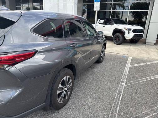 Magnetic Gray Metallic 2022 Toyota Highlander XLE
