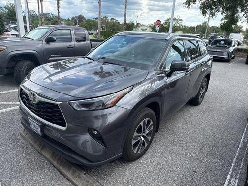Magnetic Gray Metallic 2022 Toyota Highlander XLE