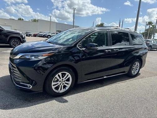 2023 Toyota Sienna Platinum 7 passenger
