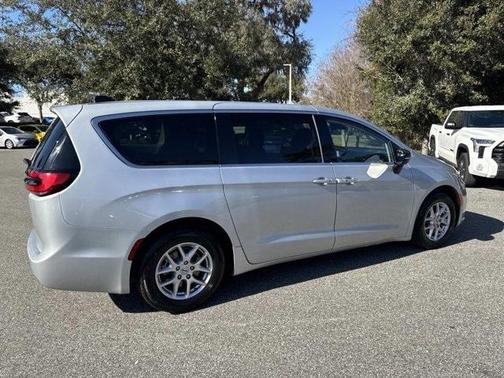 2024 Chrysler Pacifica Touring-L