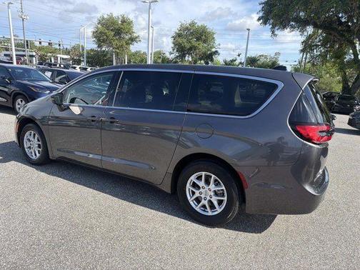Granite Crystal Clearcoat Metallic 2023 Chrysler Pacifica Touring-L