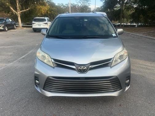 2019 Toyota Sienna XLE