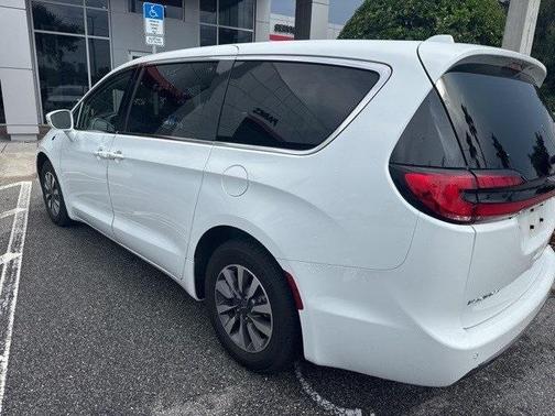 2022 Chrysler Pacifica Hybrid Touring L