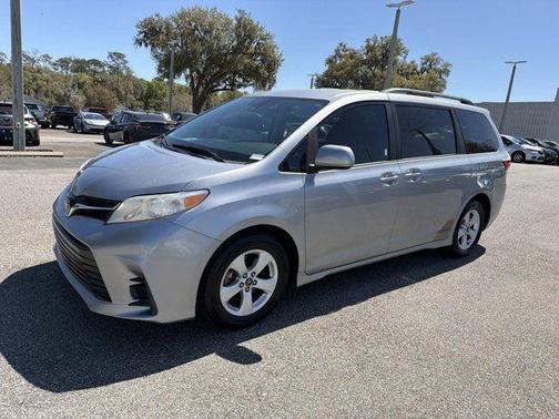 2018 Toyota Sienna LE