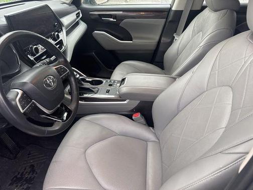 Celestial Silver Metallic 2023 Toyota Highlander Platinum