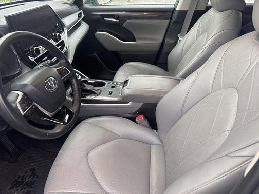 Celestial Silver Metallic 2023 Toyota Highlander Platinum