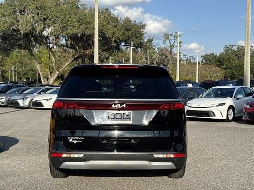 2024 Kia Carnival LX