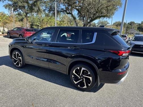 2023 Mitsubishi Outlander SE