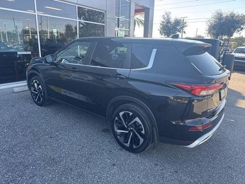 2023 Mitsubishi Outlander SE
