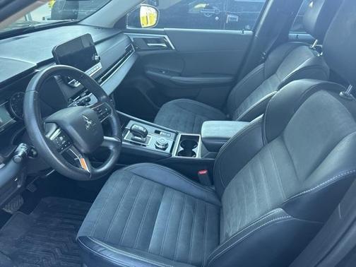 2023 Mitsubishi Outlander SE
