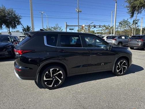 2023 Mitsubishi Outlander SE