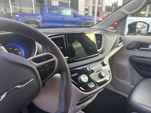 2024 Chrysler Pacifica Touring-L