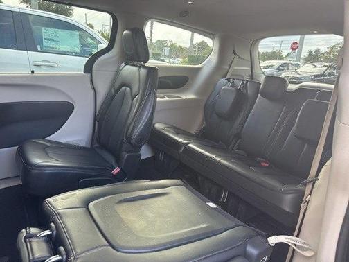 2024 Chrysler Pacifica Touring-L