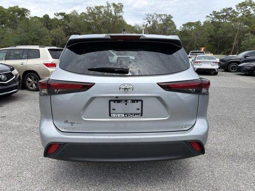 Celestial Silver Metallic 2025 Toyota Highlander LE
