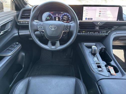 0202 2023 Toyota Crown Limited