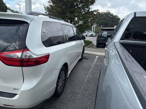 Blizzard White Pearl 2020 Toyota Sienna XLE