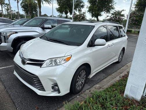 Blizzard White Pearl 2020 Toyota Sienna XLE