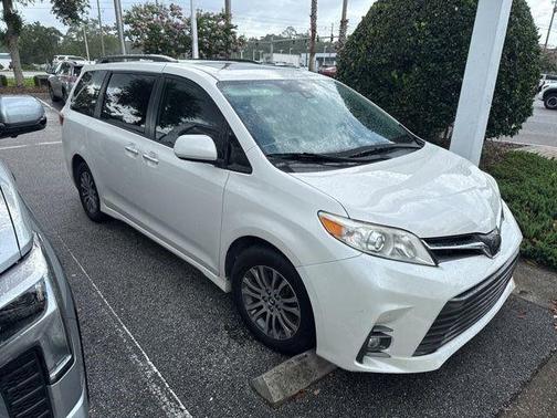 Blizzard White Pearl 2020 Toyota Sienna XLE