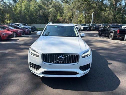 Ice White 2022 Volvo XC90 T5 Momentum 7 Passenger