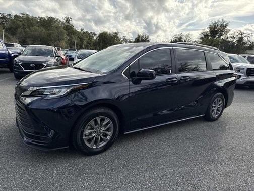 2023 Toyota Sienna LE