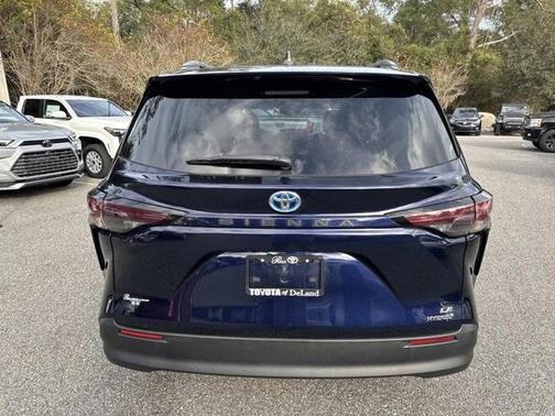 2023 Toyota Sienna LE