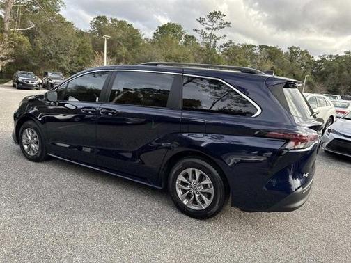 2023 Toyota Sienna LE