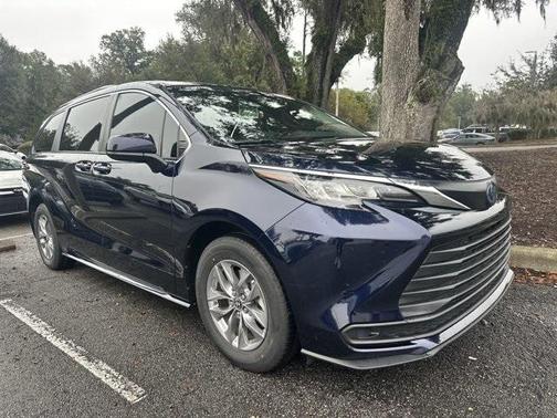 2023 Toyota Sienna LE