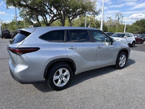 Celestial Silver Metallic 2025 Toyota Highlander LE