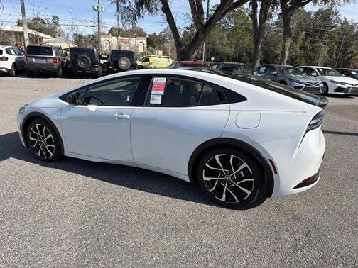 2025 Toyota Prius Plug-In Hybrid SE