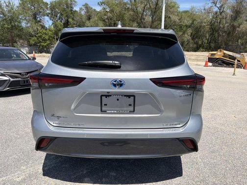 Celestial Silver Metallic 2024 Toyota Highlander Hybrid Limited