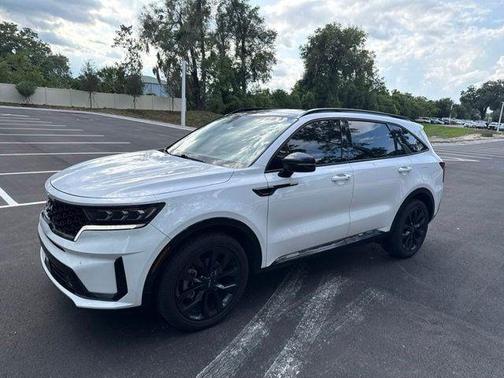 Glacial White Pearl 2023 Kia Sorento SX