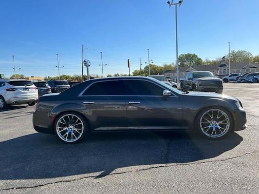 Photo 4 of 32 of 2018 Chrysler 300 Limited