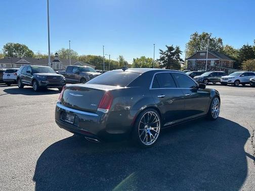 Photo 5 of 32 of 2018 Chrysler 300 Limited