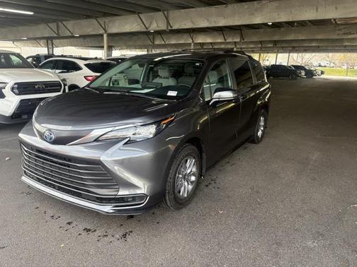 2025 Toyota Sienna LE