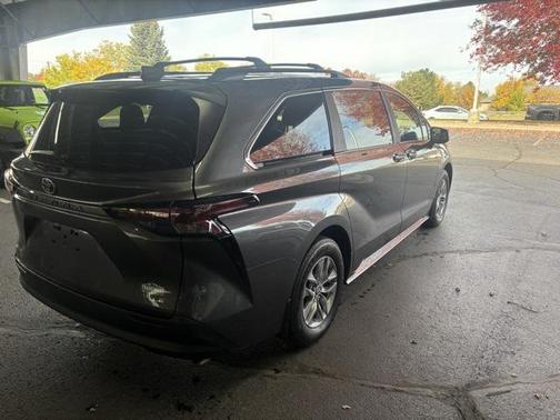 2025 Toyota Sienna LE