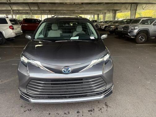2025 Toyota Sienna LE