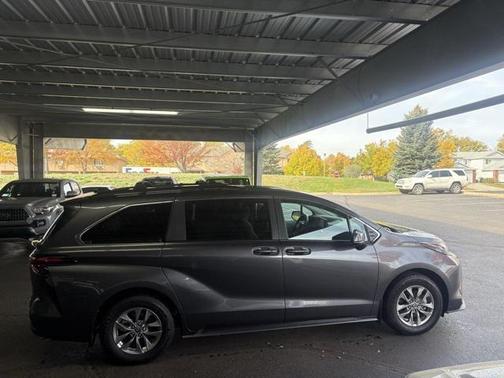 2025 Toyota Sienna LE