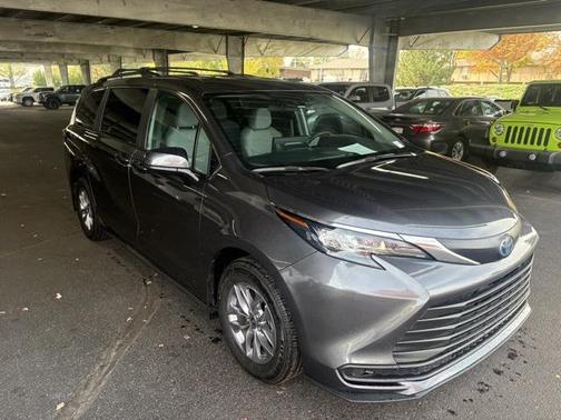 2025 Toyota Sienna LE