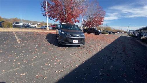 2025 Toyota Sienna LE