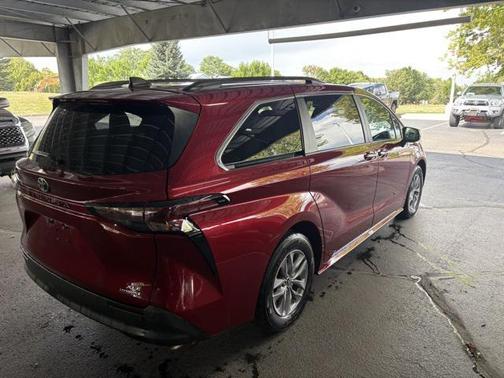 2023 Toyota Sienna XLE 8 Passenger
