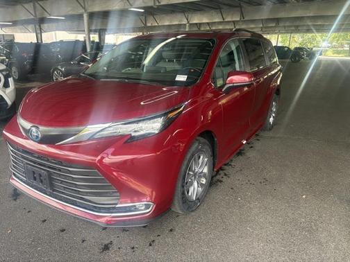 2023 Toyota Sienna XLE 8 Passenger