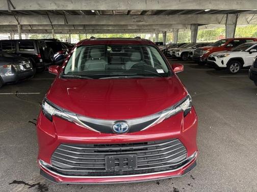2023 Toyota Sienna XLE 8 Passenger