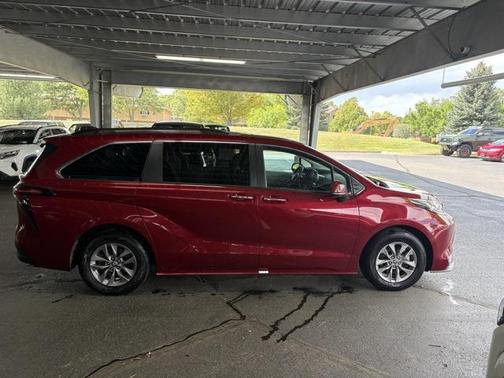 2023 Toyota Sienna XLE 8 Passenger
