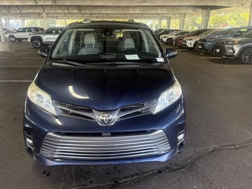 2019 Toyota Sienna XLE