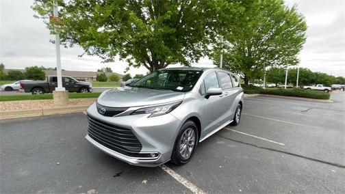 2023 Toyota Sienna XLE 8 Passenger