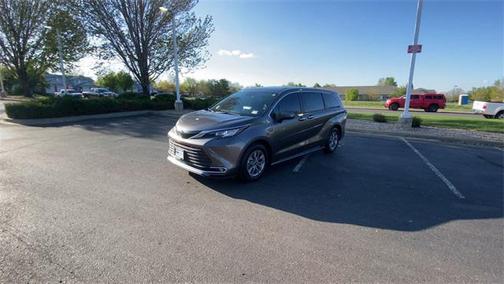2022 Toyota Sienna XLE 8 Passenger