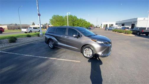 2022 Toyota Sienna XLE 8 Passenger