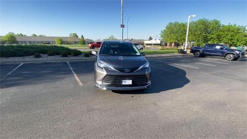 2022 Toyota Sienna XLE 8 Passenger