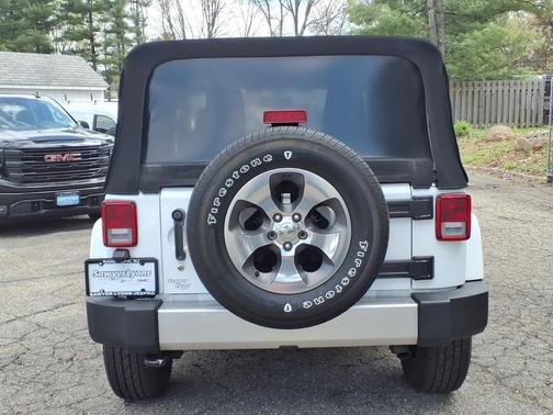 Bright White Clearcoat 2017 Jeep Wrangler Sahara